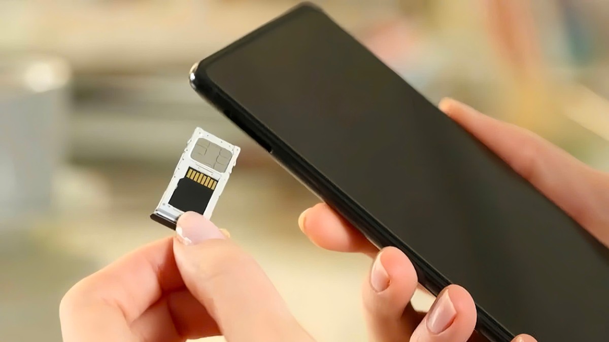 Cách khắc phục điện thoại Samsung không nhận SIM - Kiểm tra lại và lắp SIM đúng cách