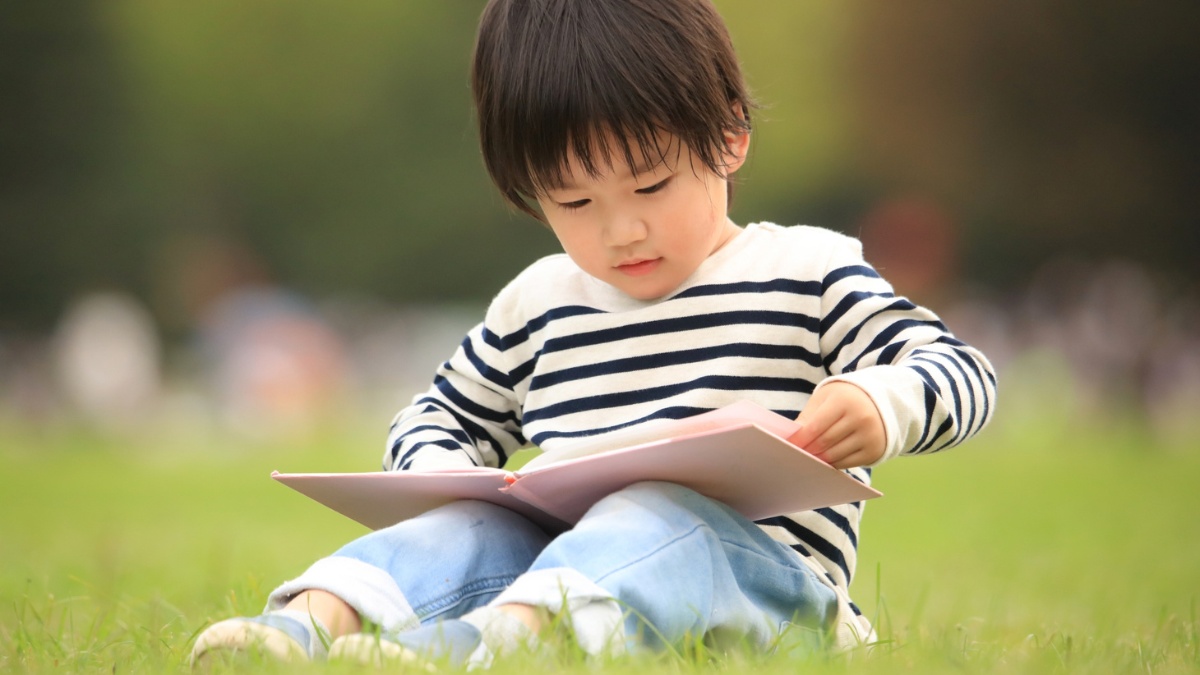 Hình ảnh bé ngồi đọc sách - 1