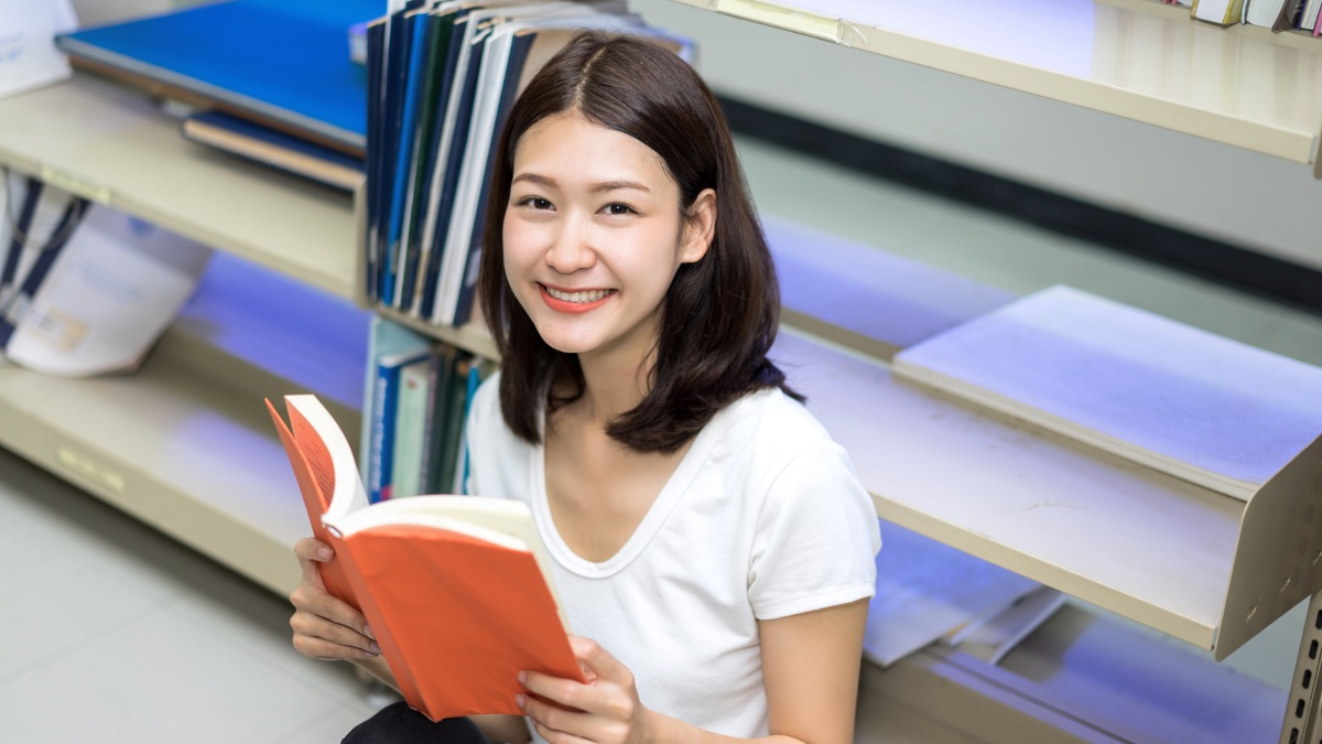 Hình ảnh cô gái ngồi đọc sách - 1