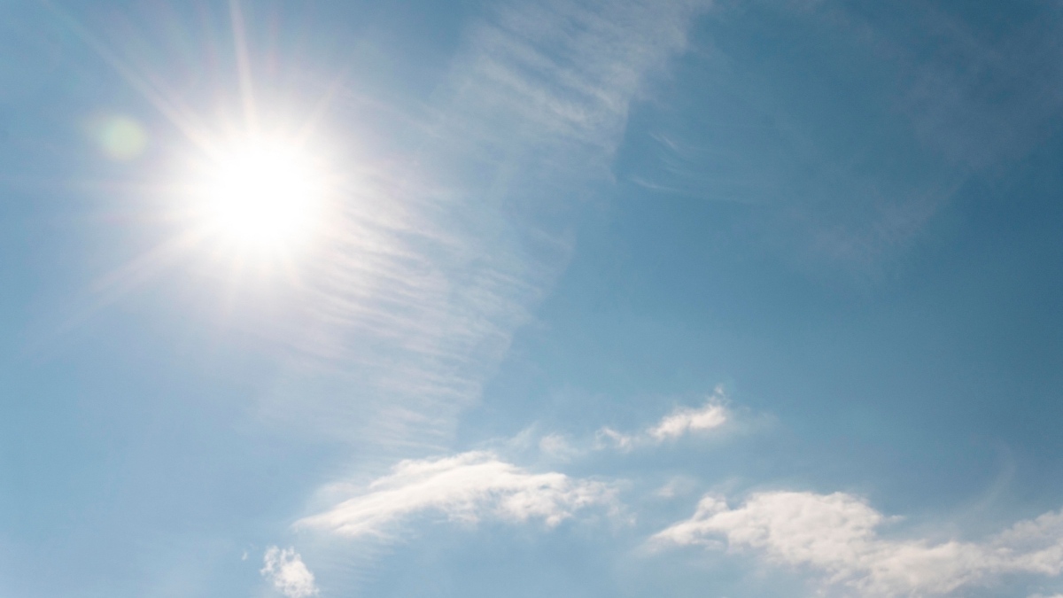 Hình ảnh mặt trời chiếu sáng rực rỡ - 1