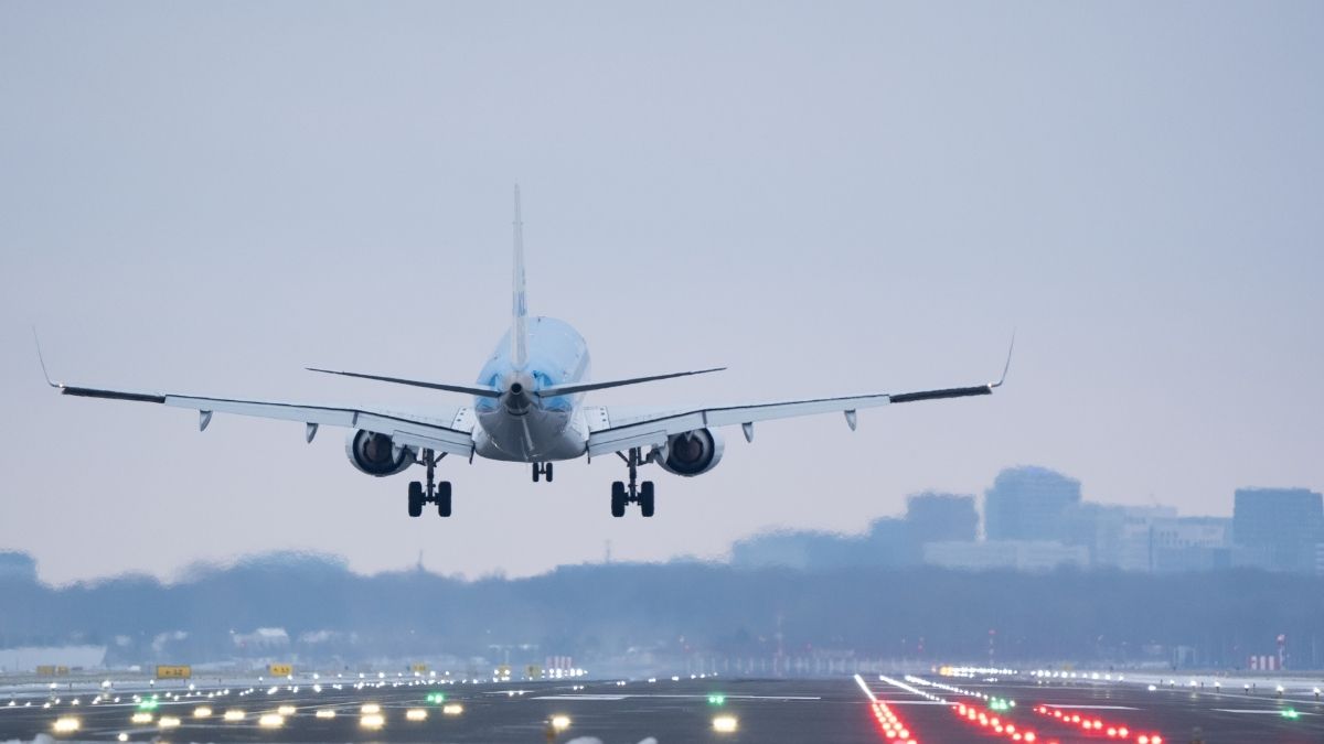 Hình ảnh máy bay đang hạ cánh - 4