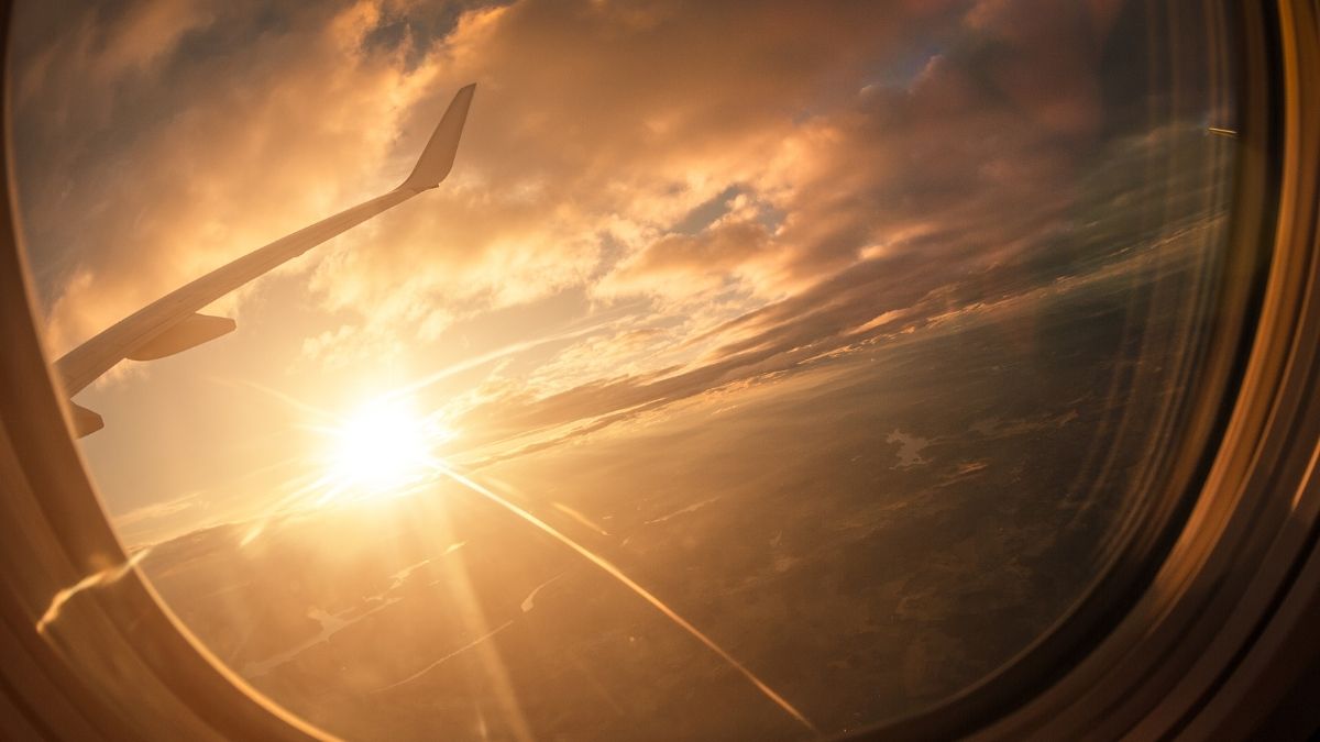 Hình ảnh máy bay nhìn từ cửa sổ - 1