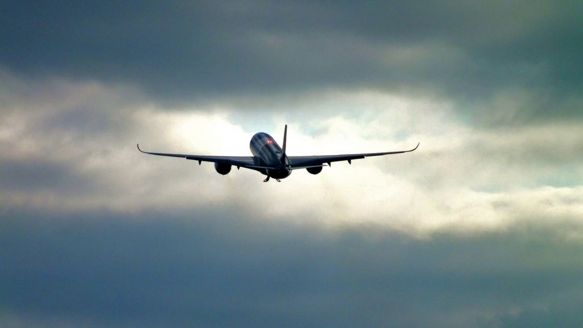 Hình ảnh máy bay đang bay trên bầu trời - 2