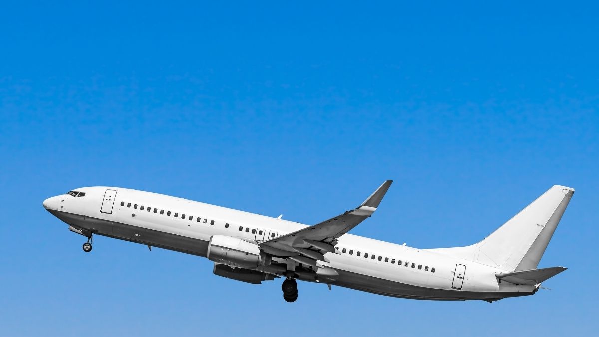 Hình ảnh máy bay đang bay trên bầu trời - 3