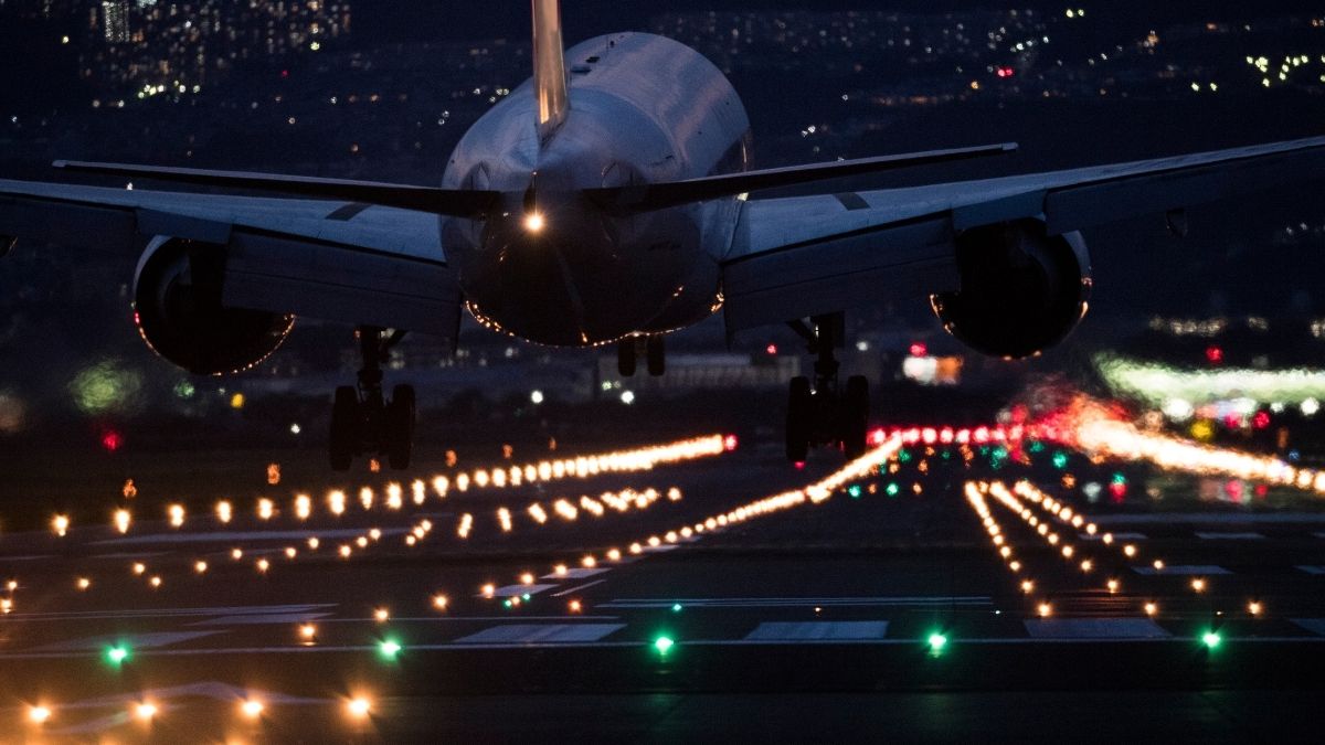 Hình ảnh máy bay trong bầu trời đêm - 1