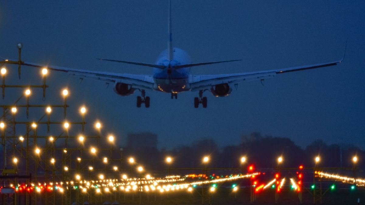 Hình ảnh máy bay trong bầu trời đêm - 3