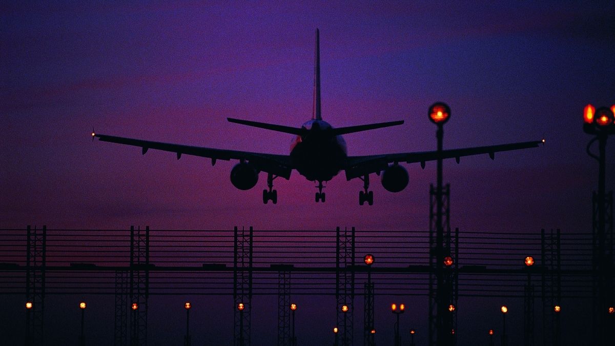 Hình ảnh máy bay trong bầu trời đêm - 6