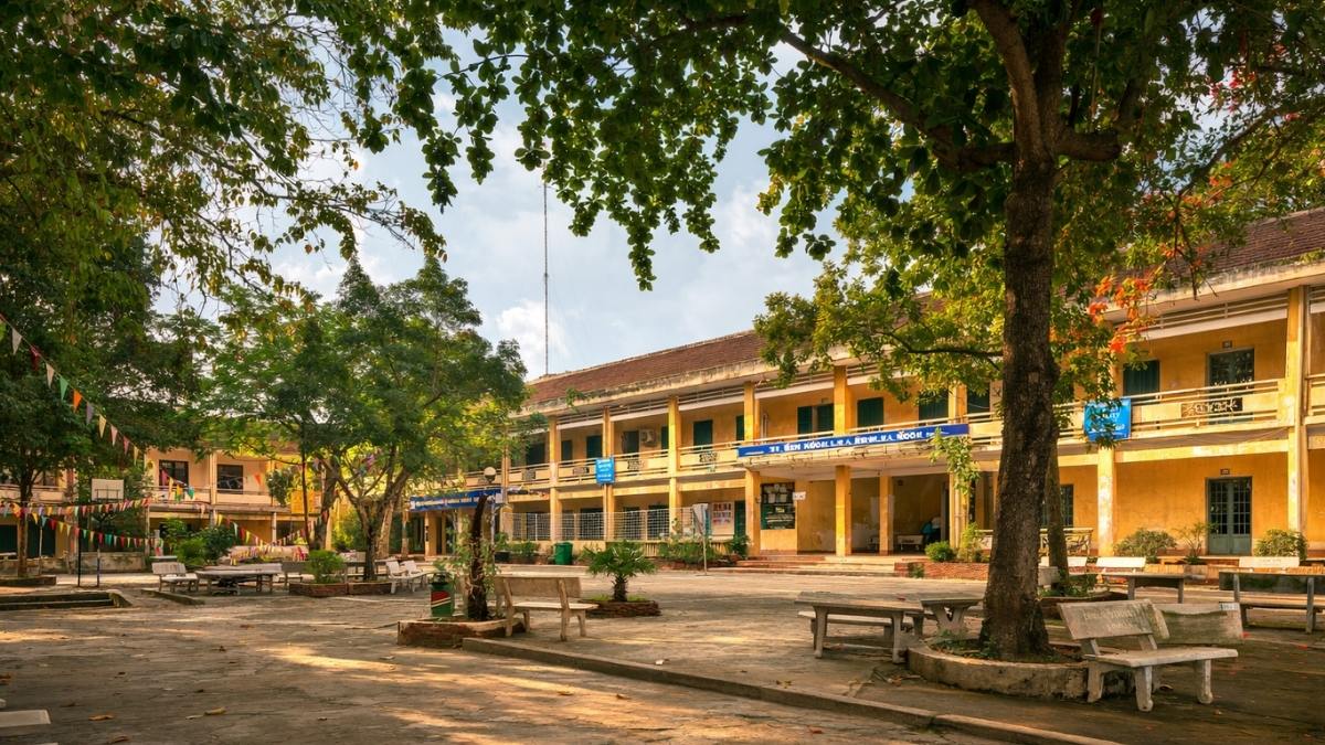 Hình ảnh trường học với hàng cây xanh - 2