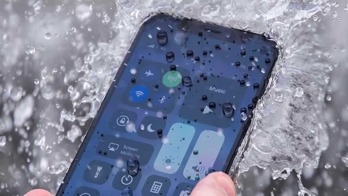 Lưu ý sử dụng điện thoại tránh nước vào loa