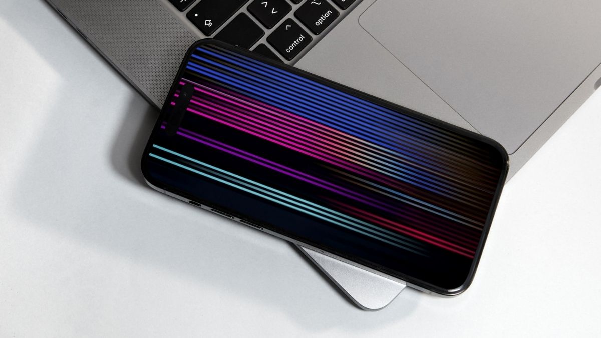 Có nên tự sửa màn hình điện thoại bị nhiễu tại nhà không?