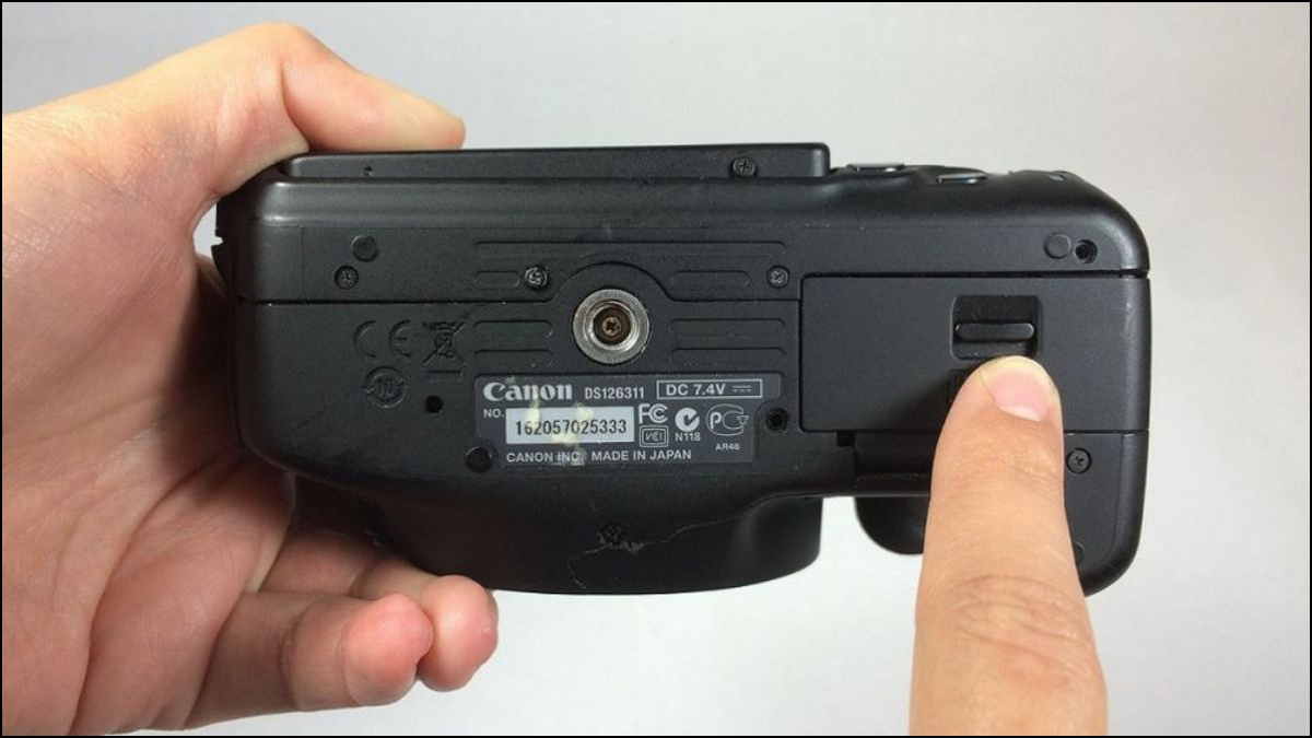 Cách khắc phục màn hình máy ảnh Canon bị ngược - tháo pin khởi động lại máy