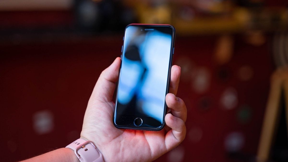 Có nên mua iPhone cũ làm máy phụ?