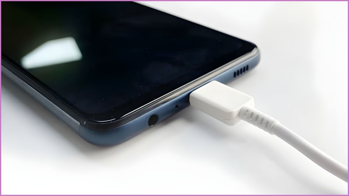 Cách khắc phục lỗi Samsung A50s sạc không vào pin - kiểm tra lại cáp sạc và ổ cắm