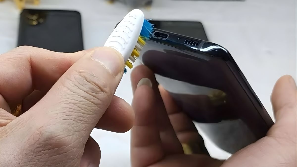 Cách khắc phục lỗi Samsung A50s sạc không vào pin - vệ sing lại cổng sạc - bước 2