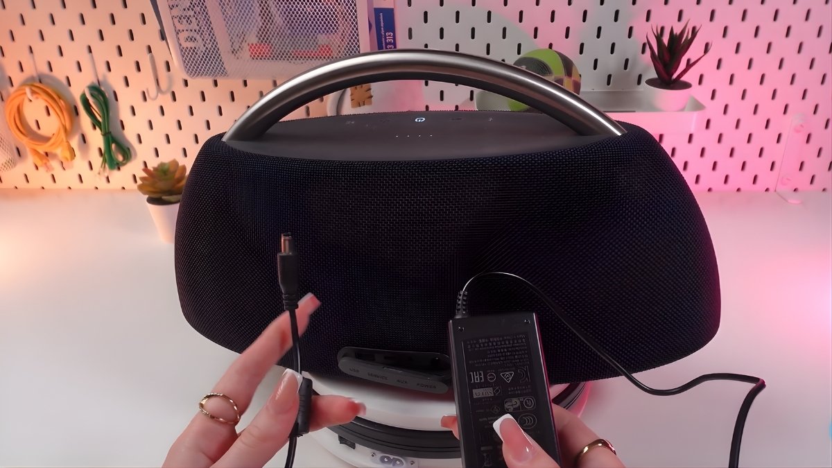 Cách sửa loa Harman Kardon không lên nguồn - Kiểm tra adapter và dây sạc