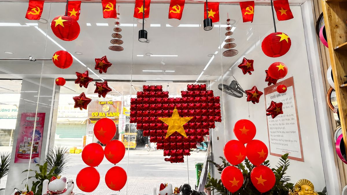 Trang trí lớp học mừng ngày 2/9 bằng bóng bay đỏ vàng