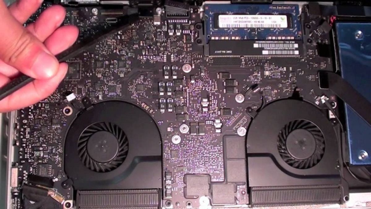 Thay card VGA mới để sửa màn hình MacBook bị sọc