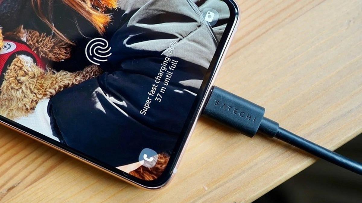 Cắm sạc để mở nguồn Samsung
