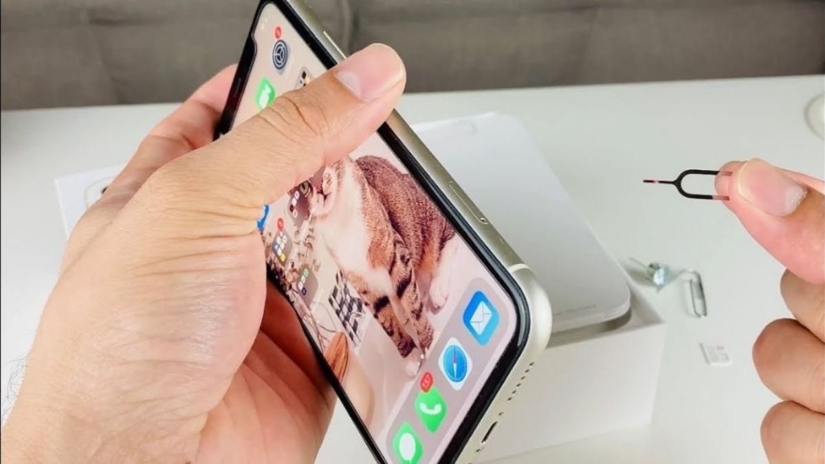 Kiểm tra eSIM trên iPhone 11 trên khe cắm SIM