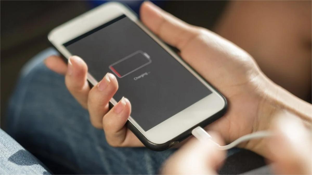 Vì sao iPhone tự tắt nguồn rồi mở lại liên tục?