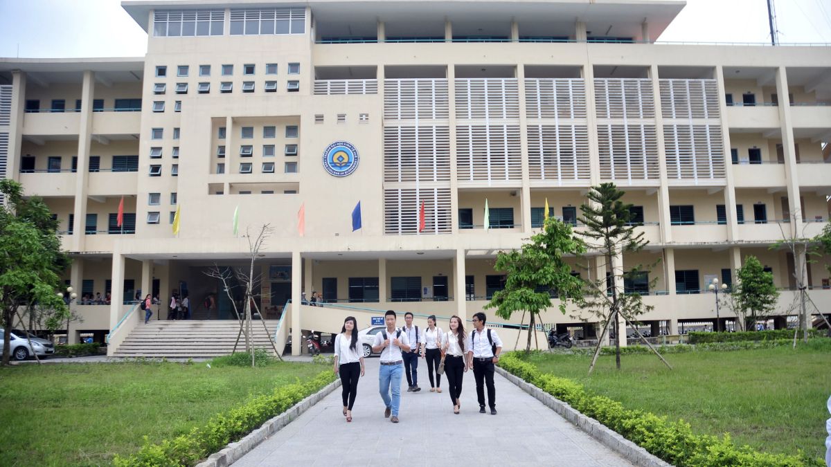 Đại học là gì? Điều kiện để chuyển từ "trường đại học" lên "đại học"