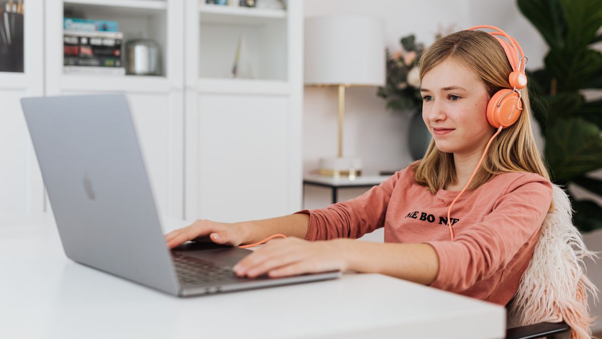 Thời gian sử dụng tai nghe chụp tai nhiều có thể gây hại cho sức khỏe