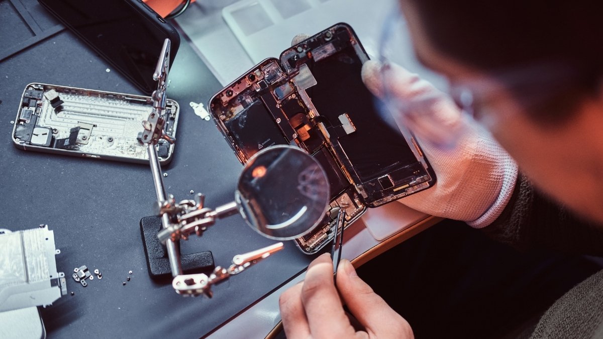 Trung tâm bảo hành chính hãng của Samsung hoặc Apple sẽ là địa chỉ uy tín để bạn gửi gắm điện thoại bị loạn cảm ứng