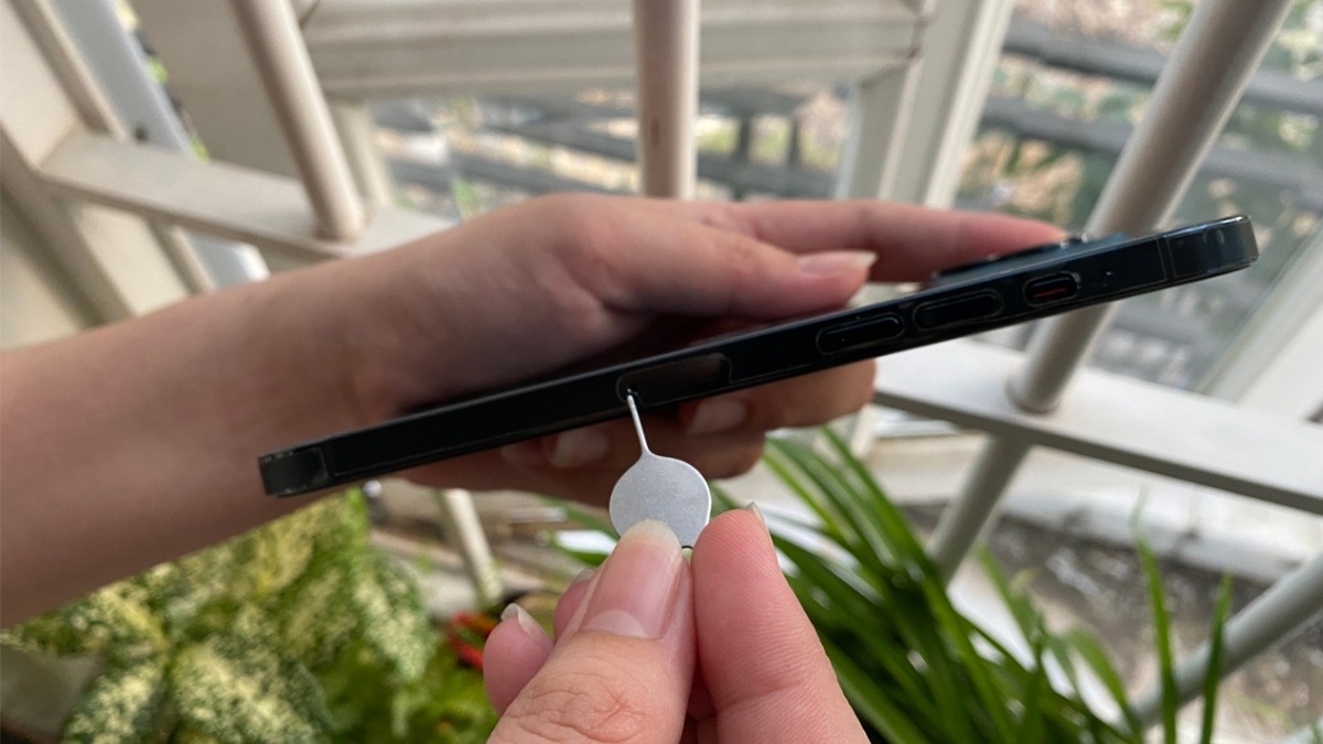 Tháo và lắp lại SIM