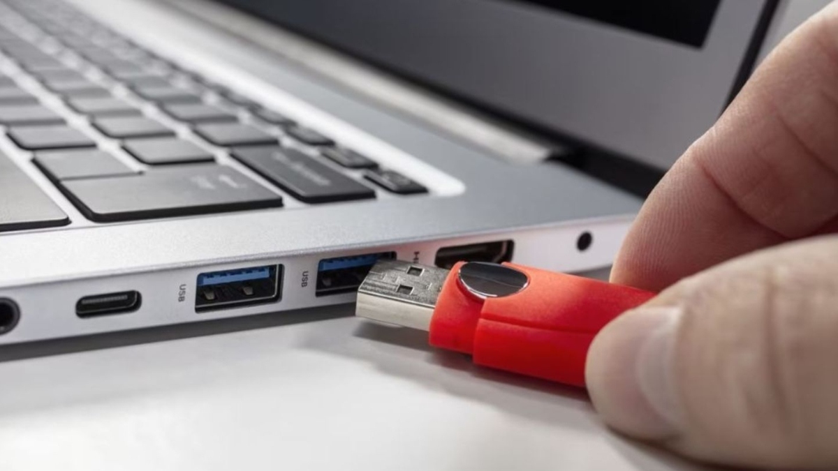 Rút dây cắm bàn phím rồi cắm lại