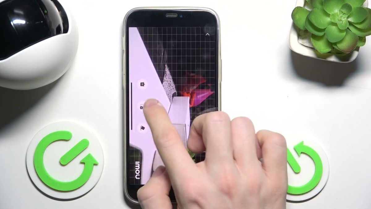 Tắt camera khi góc quan sát hướng ra khu vực đông người