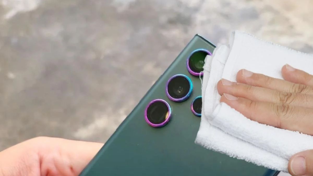 Lau sạch bụi bẩn, dấu vân tay trên ống kính trước khi chụp