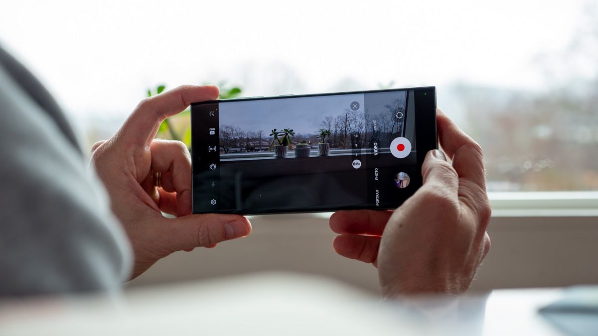 Giữ máy chắc tay là mẹo để có một bức ảnh góc đẹp trên máy Samsung