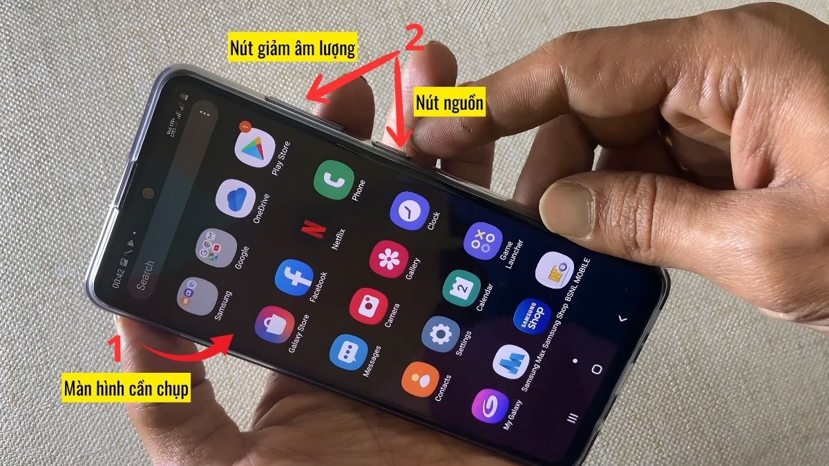 Nhấn đồng thời nút giảm âm lượng và nút nguồn