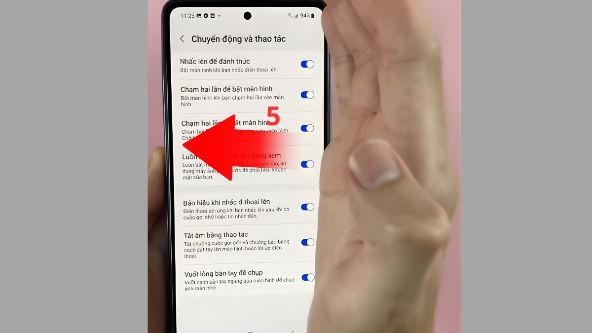 Thao tác đặt cạnh bàn tay sát mép phải màn hình và vuốt ngang để chụp