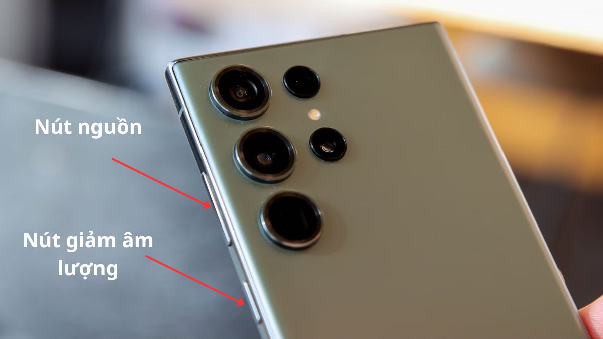 Giữ đồng thời nút nguồn và nút giảm âm thanh để chụp màn hình Samsung Galaxy S23 Ultra
