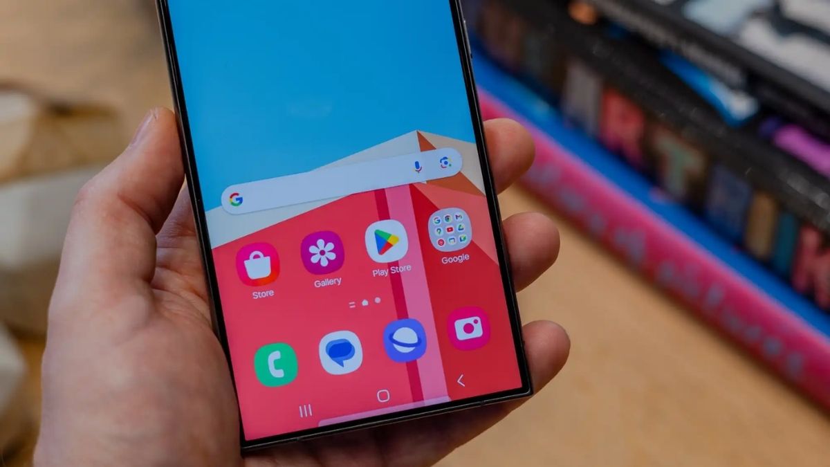 Ảnh chụp màn hình trên điện thoại Samsung Galaxy S24 Ultra được lưu tự động trong ứng dụng Thư viện