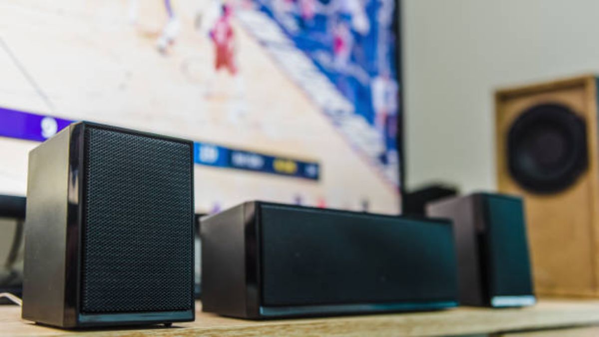 Cải thiện chất lượng âm thanh khi xem phim là một trong những lợi ích khi kết nối TV với loa Bluetooth