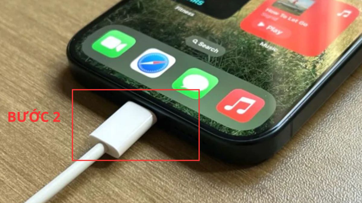Sử dụng cáp sạc kết nối trực tiếp với điện thoại