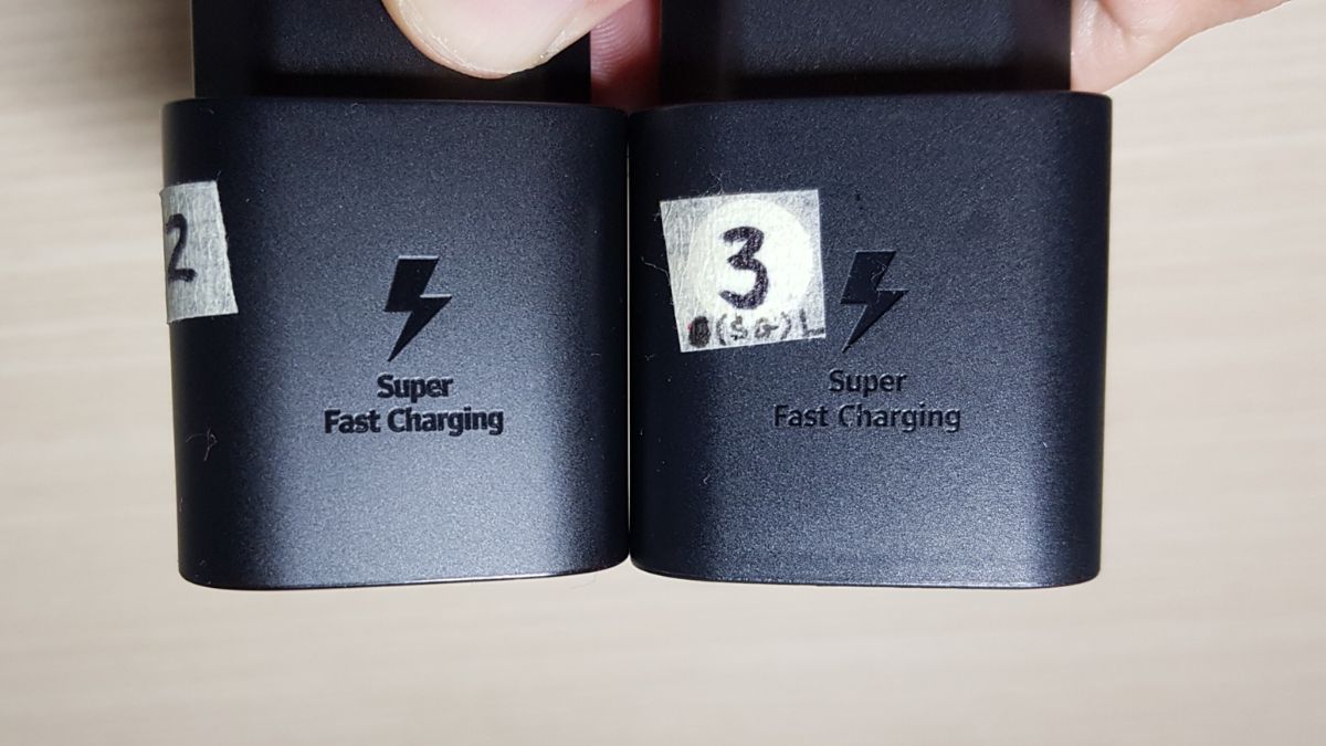 Kiểm tra sạc Samsung chính hãng qua dòng chữ sắc nét
