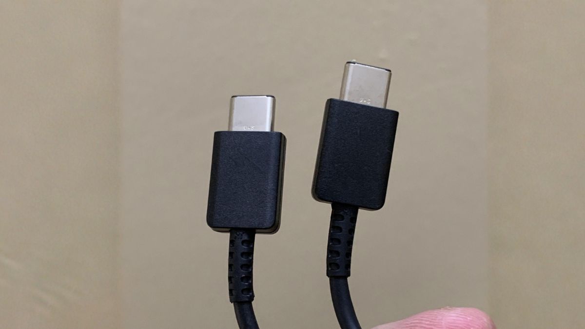 Kiểm tra cáp sạc Samsung qua phần đầu kim loại liền mạch