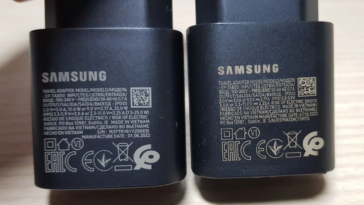 Thông số kỹ thuật trên sạc chính hãng (bên trái) và hàng giả (bên phải)