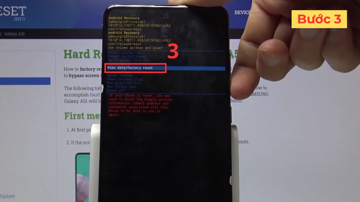 Dùng nút âm lượng di chuyển đến mục Wipe data/factory reset