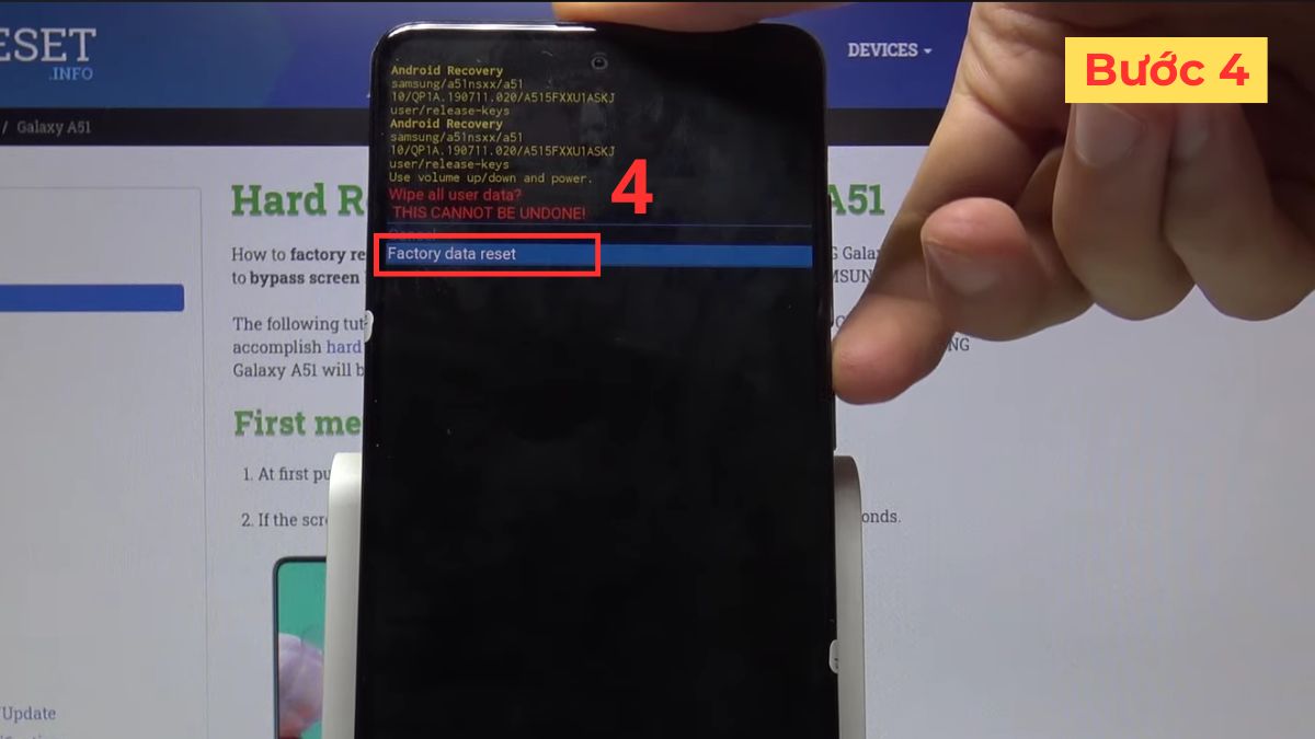 Tiếp tục di chuyển đến mục Factory data reset