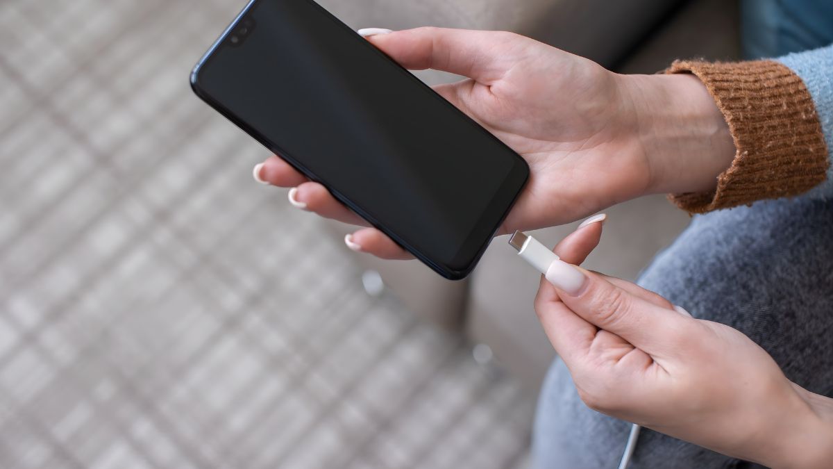 Hạn chế mang ốp lưng khi sạc điện thoại