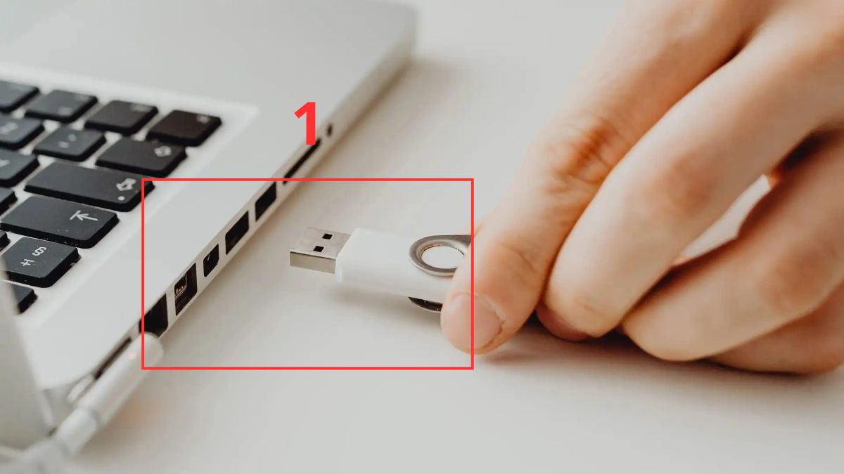 Cắm USB vào máy tính