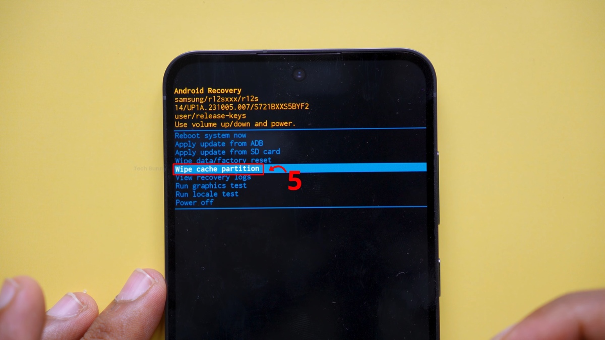 Dùng nút Giảm âm lượng và chọn mục Wipe cache partition