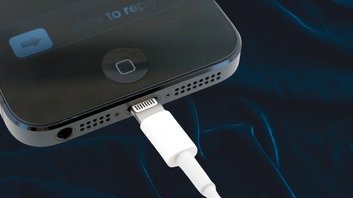 Chân sạc iPhone bị lỏng do bụi bẩn tích tụ