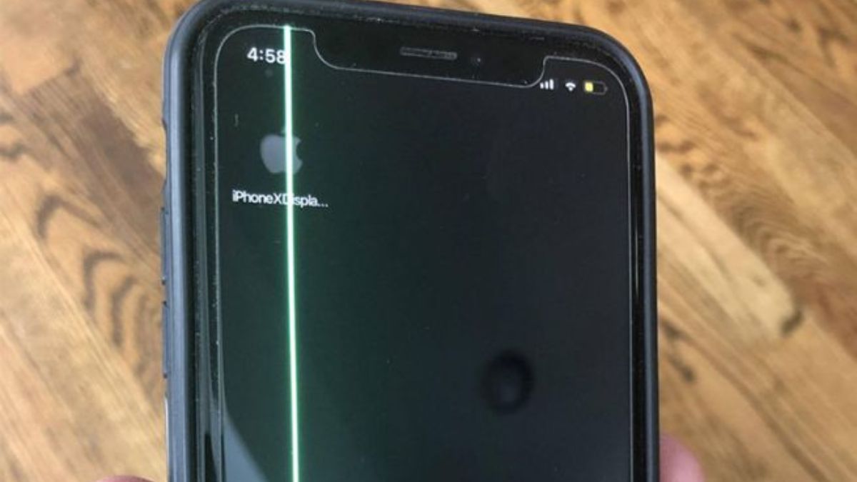 Ngấm nước hoặc ẩm gây chập mạch dẫn đến màn hình bị sọc ngang