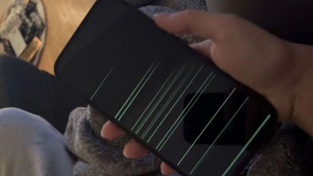 Nên đi sửa lỗi sọc màn hình iPhone 11 xuất hiện sọc mờ liên tục