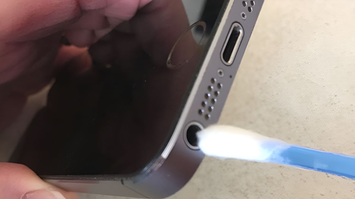 Vệ sinh cổng kết nối tai nghe tránh bụi bẩn bám dính